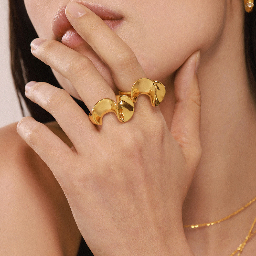 Geometric Twisted Ring — on model